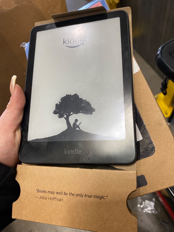 Photo 1 of ** FOR PARTS ONLY ** 
Amazon Kindle Paperwhite Signature Edition 32GB – 20% faster with auto-adjusting front light, wireless charging, and weeks of battery life – Metallic Black