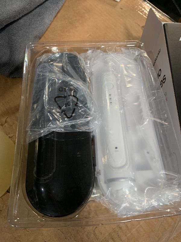 Photo 1 of ***MISSING ONE TOOTHBRUSH***
Aquasonic Duo - Dual Handle Ultra Whitening 40,000 VPM Wireless Charging Electric ToothBrushes - 3 Modes with Smart Timers - 10 Dupont Brush Heads & 2 Travel Cases Included