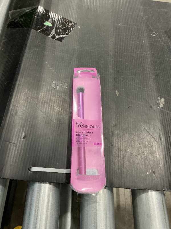 Photo 1 of *MISSING PARTS*
Real Techniques Eye Shade & Blend Makeup Brush Trio, For Eyeshadow & Liner, Makeup Tools for Shaping & Grooming Brows, Defined Makeup Look, Synthetic Bristles, Vegan & Cruelty-Free, 3 Count