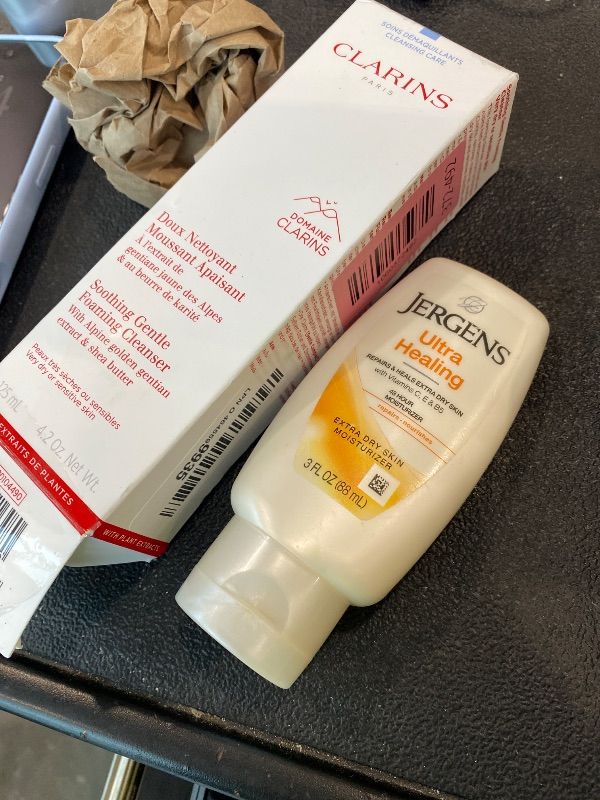 Photo 1 of *PARTIAL SET - ONLY 1 *
Jergens Ultra Healing Dry Skin Lotion, Hand and Body Moisturizer for Quick Absorption into Extra Dry Skin with Hydralucence Blend, Vitamins C, E and B5, White, 3 oz, Pack of 3