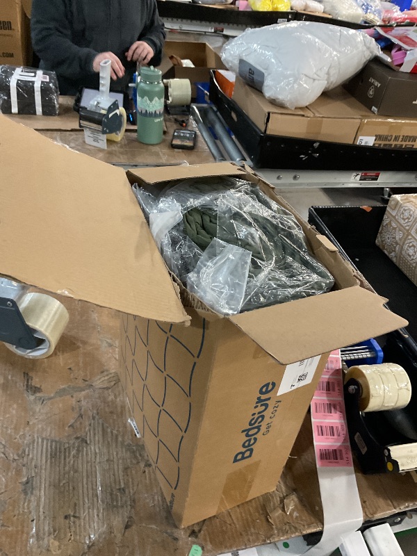 Photo 1 of ***STOCK IMAGE FOR REFERENCE***
** forest green **
Bedsure King Size Comforter Set, White Soft Prewashed Bedding for All Seasons, 3 Pieces GentleSoft™ Warm Down Alternative Bed Set, 1 Lightweight Comforter (104"x90") and 2 Pillowcases (20"x36")