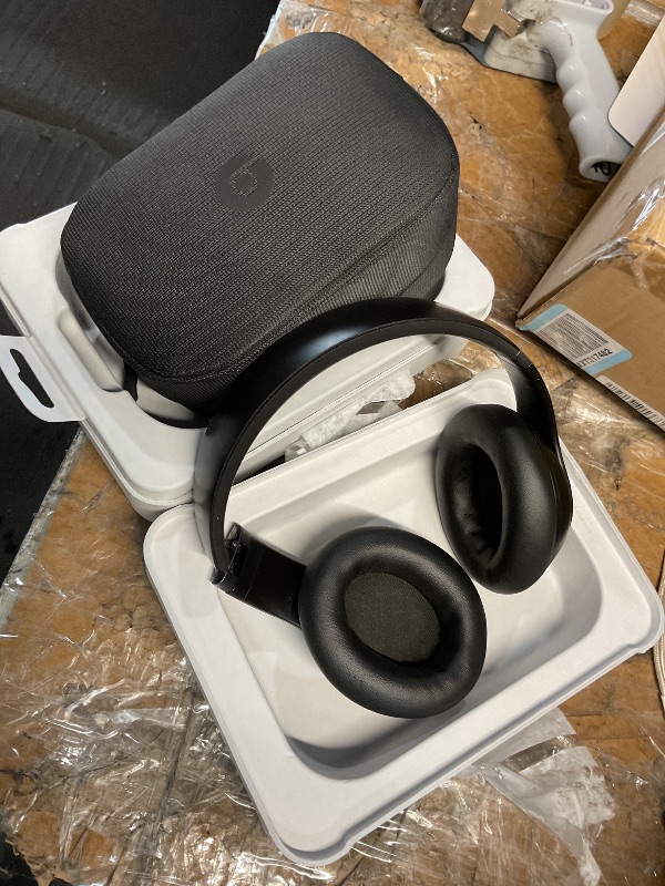 Photo 1 of ** PARTS ONLY MAJOR DAMAGE EARPIECE BROKE ITEM IS STILL FUNCTIONAL NEEDS REPAIRED**
Beats Studio Pro Wireless Over-Ear Headphones - Black