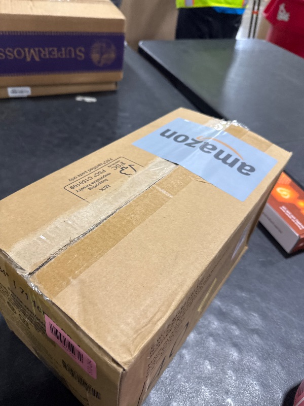 Photo 1 of Amazon Basics Leak-Proof Dog and Puppy Potty Training Pee Pads with Quick-Dry 5-Layer Design, X-Large Size 28 x 34 Inch, Blue & White, 40-Pack