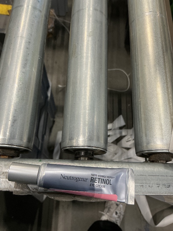 Photo 1 of *MINOR DAMAGE - USED*
Neutrogena Rapid Wrinkle Repair Retinol Eye Cream for Dark Circles, Daily Anti-Aging Under Eye Cream with Retinol & Hyaluronic Acid to Fight Fine Lines, Wrinkles, & Dark Spots, 0.5 fl. oz