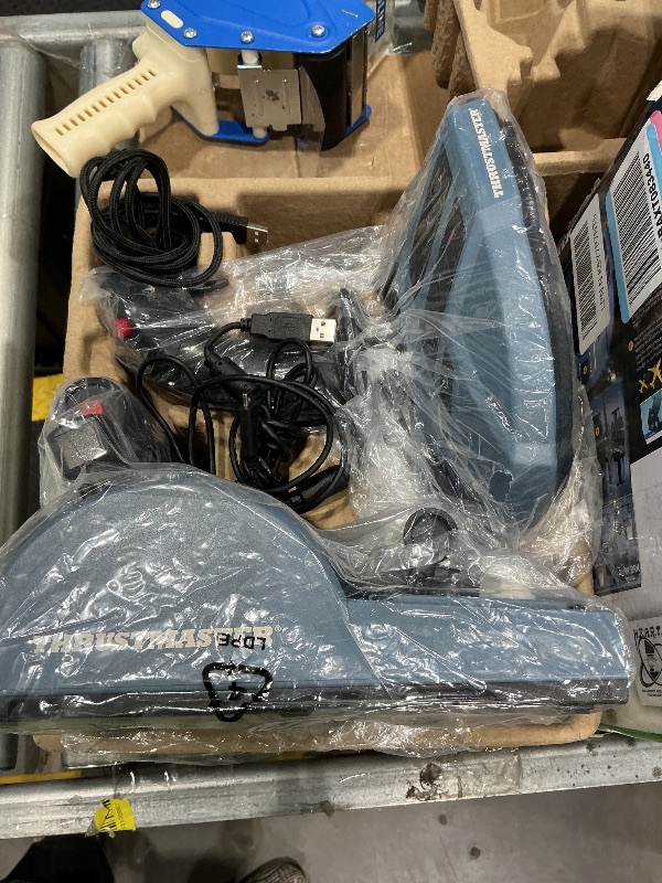 Photo 1 of *MISSING PARTS - Missing metal frame*
Thrustmaster TCA Captains Pack Airbus X Edition (XBOX Series X/S, PC) & Flying Clamp (Xbox Series X/S, PC)