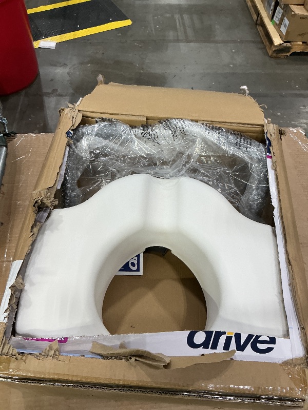 Photo 1 of *USED*
2-in-1 Locking Raised Toilet Seat with Tool-free Removable Arms