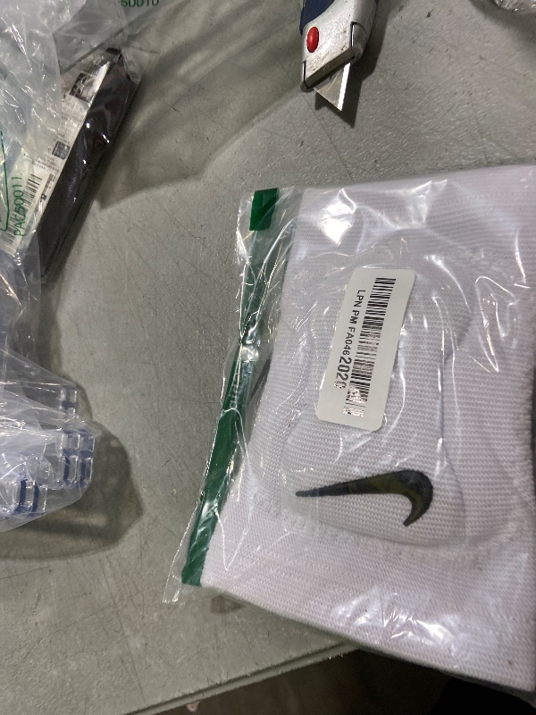 Photo 1 of 1 PC ** Nike Streak Volleyball Knee Pad (X-Small/Small, White)