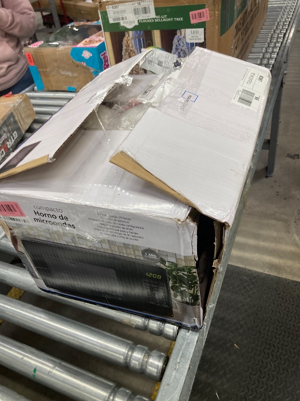 Photo 1 of (3 pack) Mainstays 0.7 Cu ft Countertop Microwave Oven, 700 Watts, Black