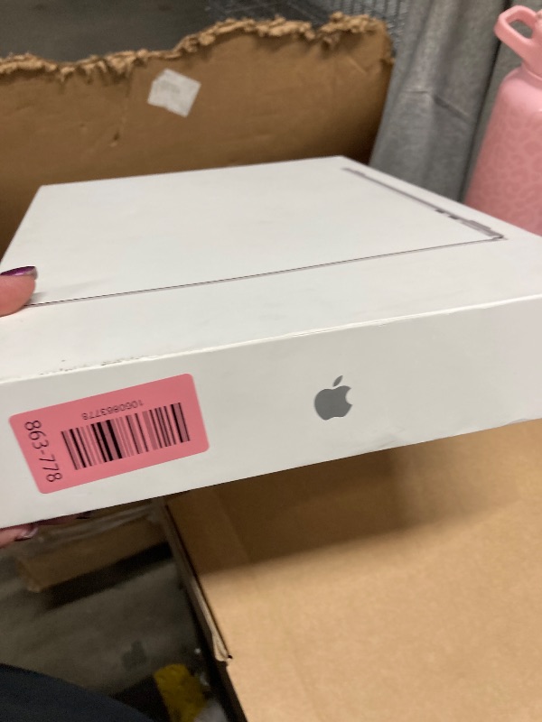 Photo 1 of **Missing Charging BLOCK** Apple 2025 MacBook Air 13-inch Laptop with M4 chip: Built for Apple Intelligence, 13.6" Liquid Retina Display, 24GB Unified Memory, 512GB SSD Storage, 12MP Center Stage Camera, Touch ID, Silver