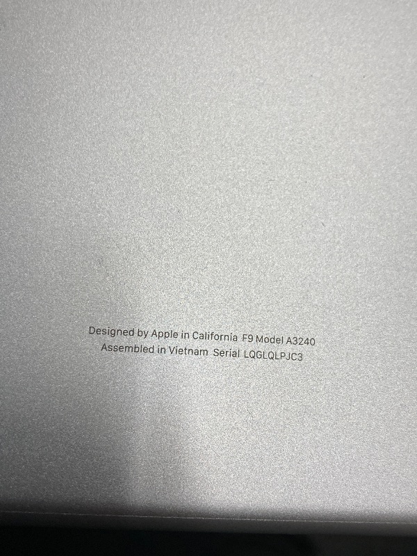 Photo 1 of **Missing Charging BLOCK** Apple 2025 MacBook Air 13-inch Laptop with M4 chip: Built for Apple Intelligence, 13.6" Liquid Retina Display, 24GB Unified Memory, 512GB SSD Storage, 12MP Center Stage Camera, Touch ID, Silver