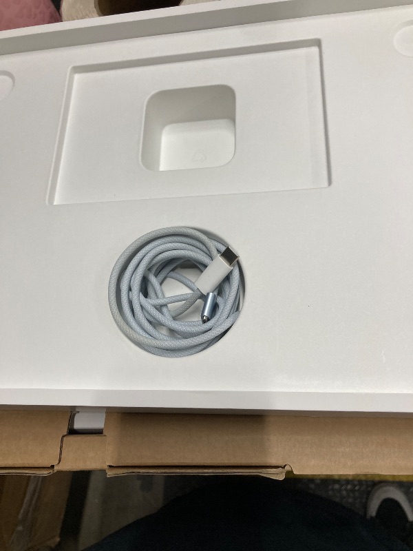 Photo 1 of **Missing Charging BLOCK** Apple 2025 MacBook Air 13-inch Laptop with M4 chip: Built for Apple Intelligence, 13.6" Liquid Retina Display, 24GB Unified Memory, 512GB SSD Storage, 12MP Center Stage Camera, Touch ID, Silver