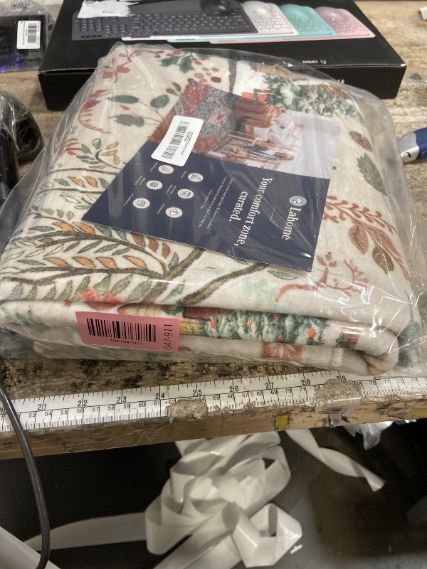 Photo 1 of ***(HEAVILY USED/ MINOR DAMAGE)***Lahome Christmas Washable Rug 3x5, Non Slip Christmas Entryway Area Rug, Soft Xmas Living Room Throw Rug, Ultra Thin Indoor Floor Carpet for Kitchen Bedroom Holiday Decor, Beige