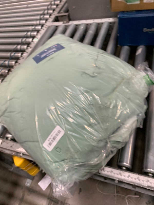 Photo 1 of *** COMFORTER ONLY *** Bedsure Velvet Fleece Comforter Set Queen, Sage Green Lightweight Quilted Bedding Set, Soft Warm Blanket for All Season, 3 Pieces, 1 Comforter (90" x 90") and 2 Pillow Shams (20" x 26")