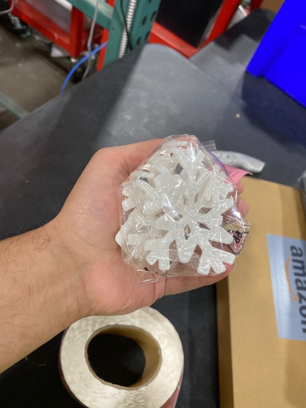 Photo 1 of 1 Pack White Snowflake Hair Clips Christmas Cute Acetate Hair Claw Clips for Christmas Hair Accessories Strong Hold Claw Clips Acrylic Hair Barrette Hair Grips for Women Holiday Hair Decoration