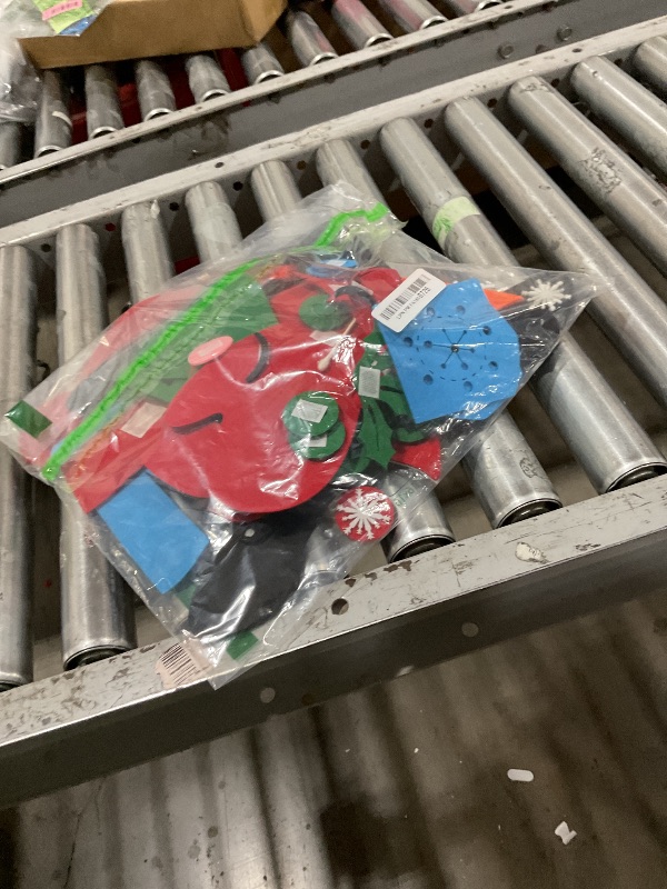 Photo 1 of Max Fun Diy Felt Christmas Snowman Games Set with 58Pcs Crafts kit Wall Hanging Xmas Gifts for Christmas Winter Holiday Party Decorations (Snowman)