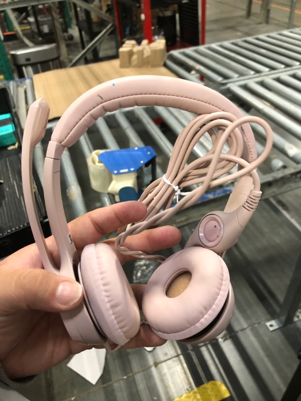 Photo 1 of ****DIRTY AND USED
8888Logitech H390 Gaming Headphones, Wired Headphones with Mic, USB Headset with Microphone for PC, Noise Cancelling Microphone for Video Meetings, Music, Gaming - Rose