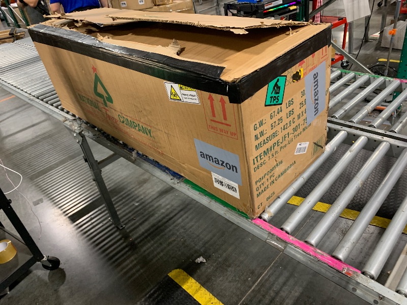 Photo 1 of ***SIMILAR ITEM***
DWVO 6 ft Green Artificial Christmas Tree