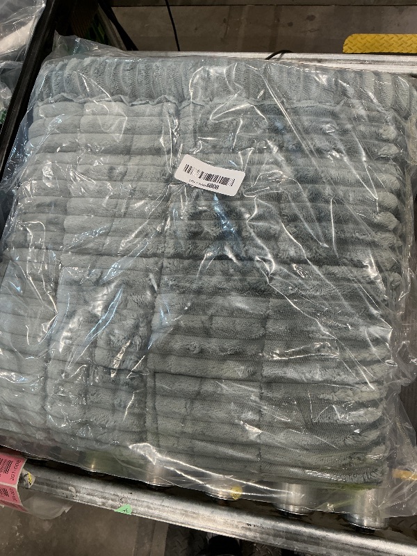 Photo 1 of *USED*
Awjcsv Couch Cover for Dogs Washable, Fuzzy Pet Couch Covers for 3 Cushion Sofa Pet Friendly, Non Slip Sofa Cover (Blue-Grey, 27.6" x 59"/70 x 150cm)