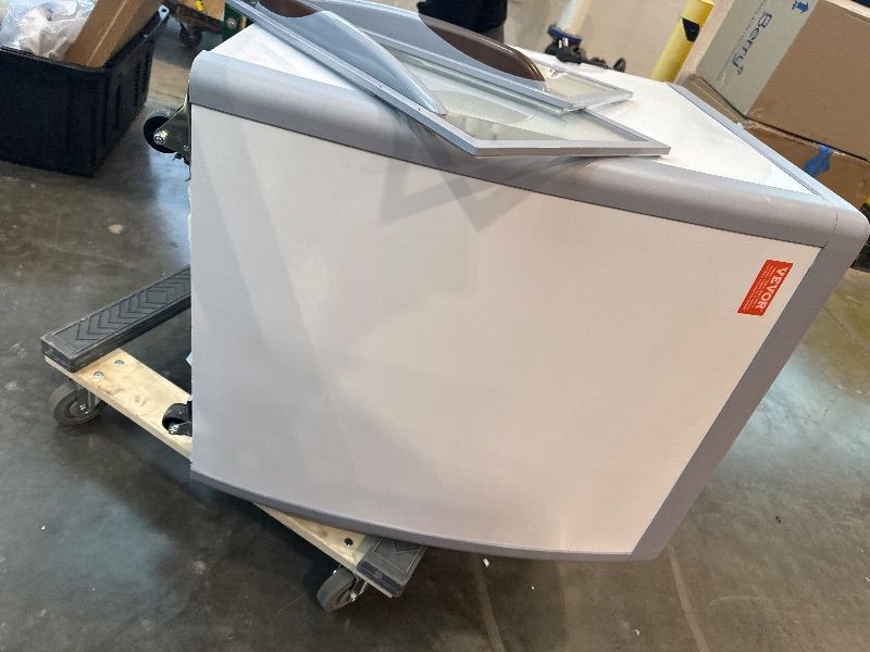 Photo 1 of **UNTESTED**
VEVOR Commercial Ice Cream Display Case, 5.6 Cu.ft Chest Freezer, Mobile Glass Top Deep Freezer, Restaurant Gelato Dipping Cabinet, 2 Sliding Glass Doors, Locking Casters, White