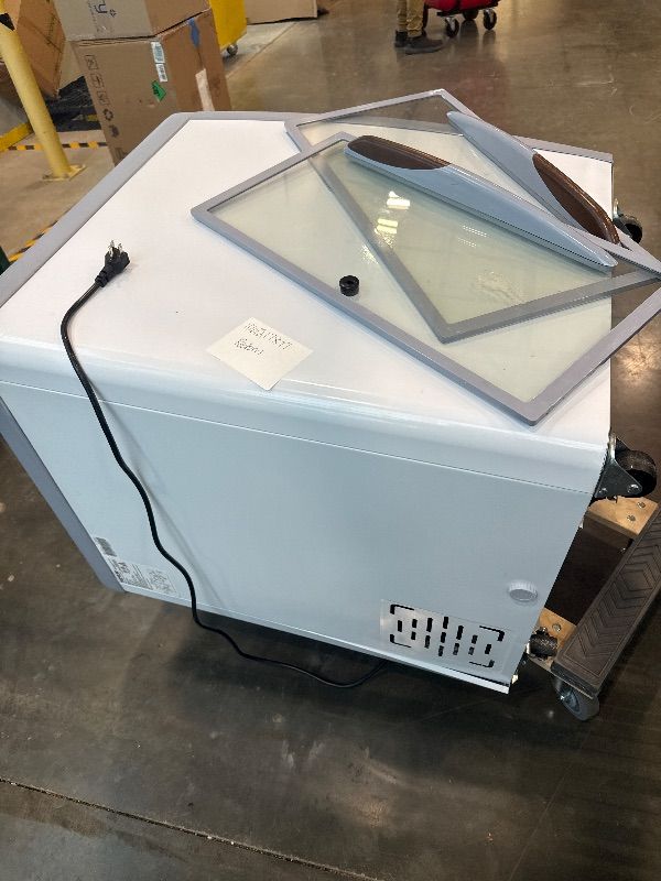 Photo 1 of **UNTESTED**
VEVOR Commercial Ice Cream Display Case, 5.6 Cu.ft Chest Freezer, Mobile Glass Top Deep Freezer, Restaurant Gelato Dipping Cabinet, 2 Sliding Glass Doors, Locking Casters, White