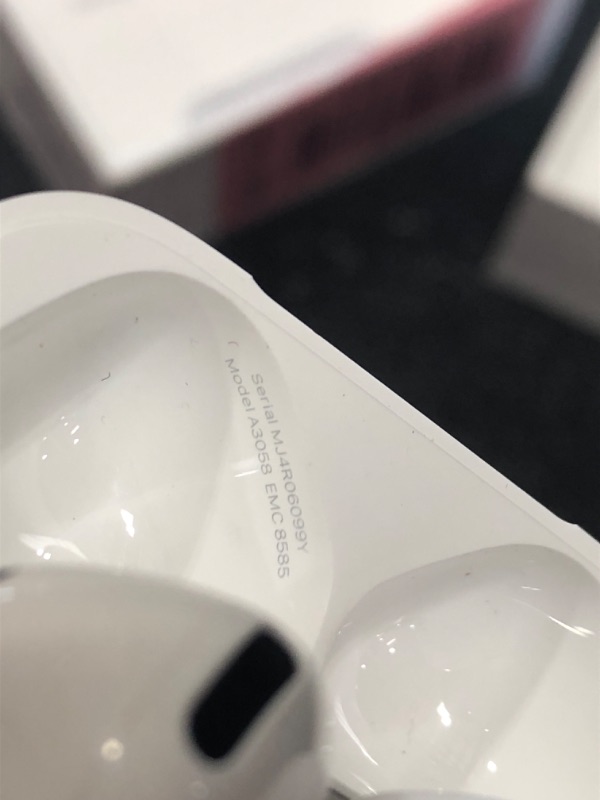 Photo 1 of ** FOR PARTS ONLY **
Apple AirPods 4 Wireless Earbuds, Bluetooth Headphones, Personalized Spatial Audio, Sweat and Water Resistant, USB-C Charging Case, H2 Chip, Up to 30 Hours of Battery Life, Effortless Setup for iPhone