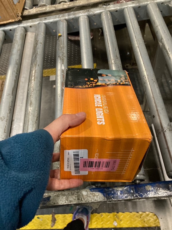 Photo 1 of *UNTESTED*
oopswow Christmas Lights Outdoor Icicle Lights 300LED 33FT 8 Modes, Connectable Hanging Fairy String Lights with 30V Plug in for Valentine Wedding Party Eave Garden Wall Indoor Decor, Red