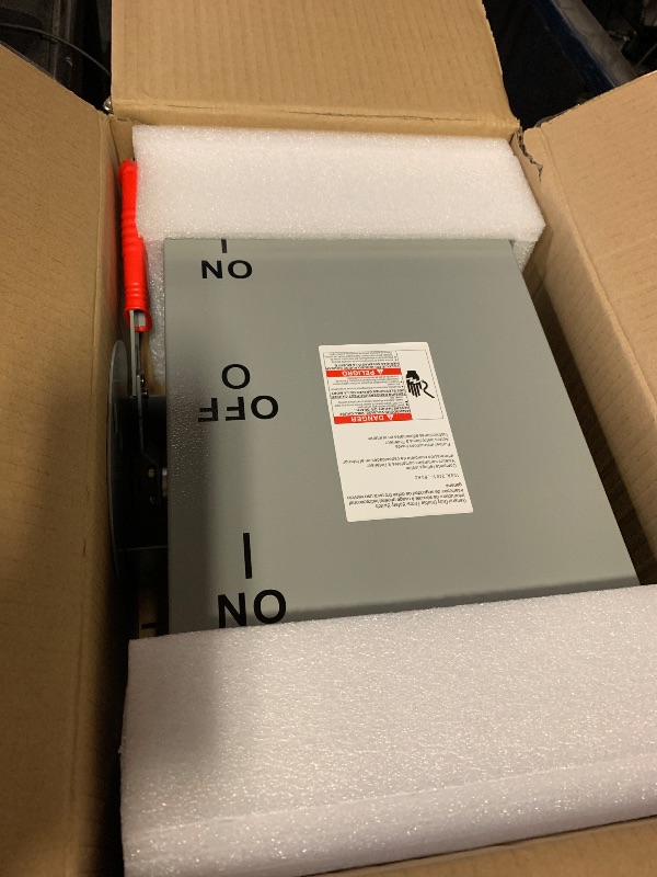 Photo 1 of 100 Amp 120/240V 24,000-Watt Non-Fused General-Duty Double-Throw Manual Safety Transfer Switch