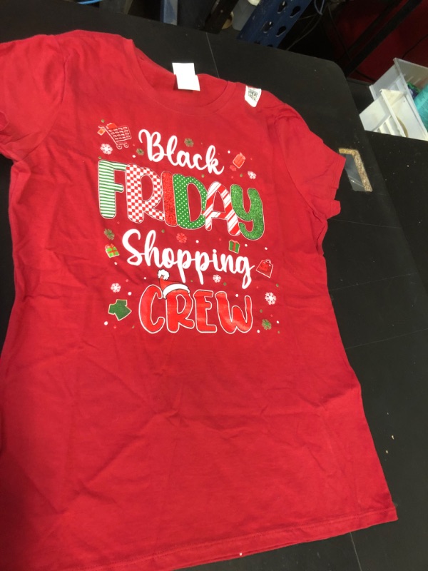 Photo 1 of Black friday shopping crew T shirt size small (RED)