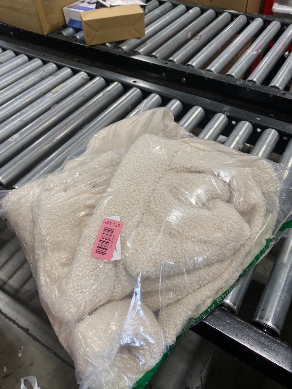 Photo 1 of Amazon Essentials Women's Cropped Full-Zip Puffer Jacket (Quilted Matte or Sherpa Fleece), Cream Teddy Sherpa, X-Small