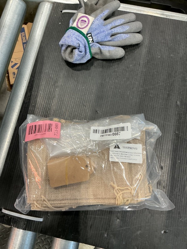 Photo 1 of *USED*
Homum 25Pcs Premium Burlap Gift Bags with Drawstring and 25Pcs Gift Tags & String, 4x6 Inch Reusable Gift Burlap Linen Sacks Bag for Wedding Favors Party Jewelry Pouches, Christmas, Coffee, DIY Craft