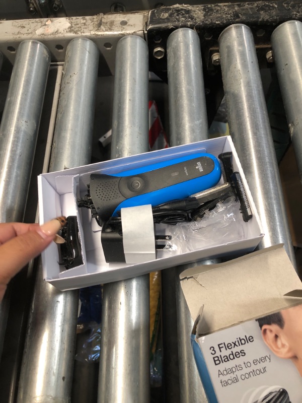 Photo 1 of (used) Braun Electric Razor for Men / Electric Shaver, Series 3 310s, Rechargeable, Wet & Dry, Blue