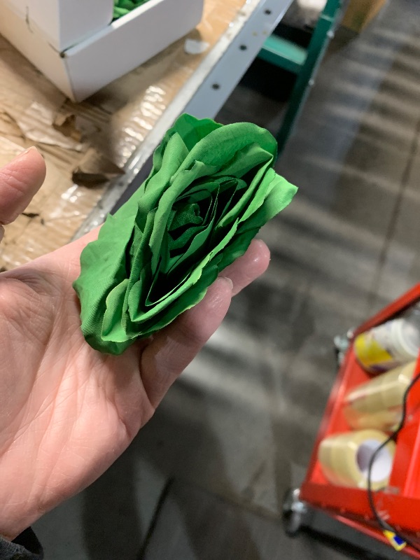 Photo 1 of ***(MAJOR DAMAGE/FLAT)***Felice Arts 12 Pack Green Artificial Roses Emerald Green Flowers with Stems Silk Roses Fake Flowers Bouquet for Christmas St Patricks Day Wedding Centerpiece Table Vase Home Kitchen Party DIY Decor