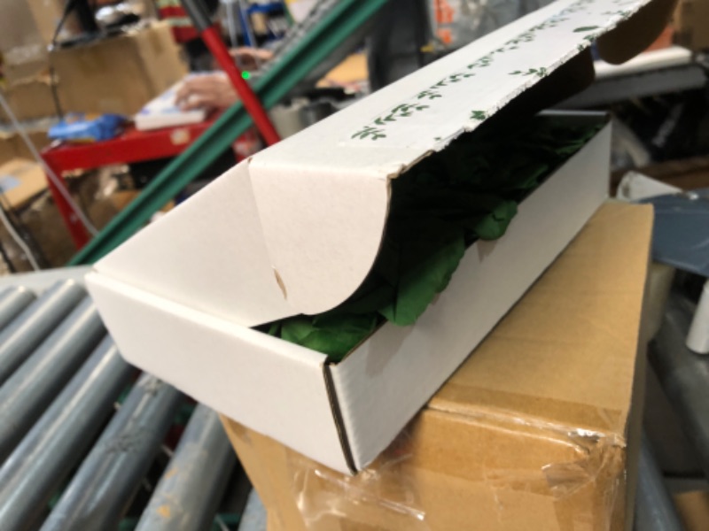 Photo 1 of ***(MAJOR DAMAGE/FLAT)***Felice Arts 12 Pack Green Artificial Roses Emerald Green Flowers with Stems Silk Roses Fake Flowers Bouquet for Christmas St Patricks Day Wedding Centerpiece Table Vase Home Kitchen Party DIY Decor