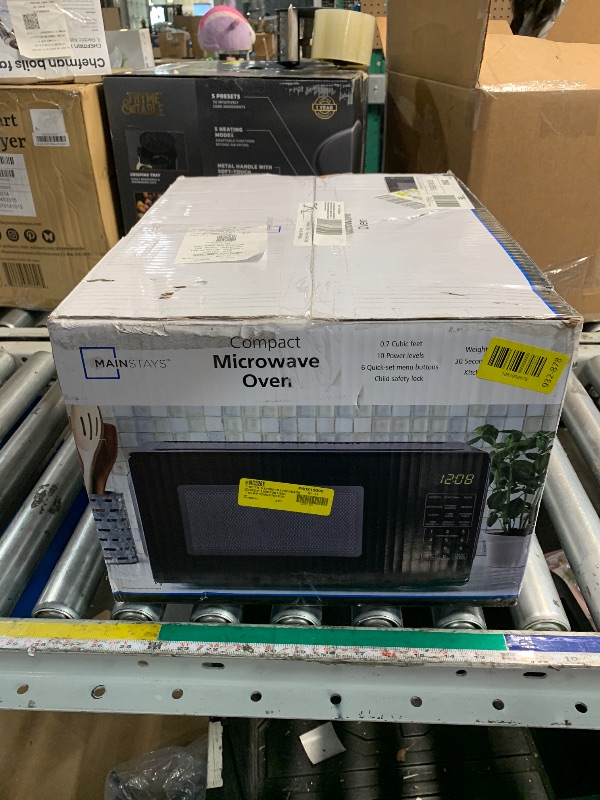Photo 1 of ***PARTIAL SET - PRICE ADJUSTED***
Mainstays 0.7 Cu Ft Countertop Microwave Oven 700 Watts black