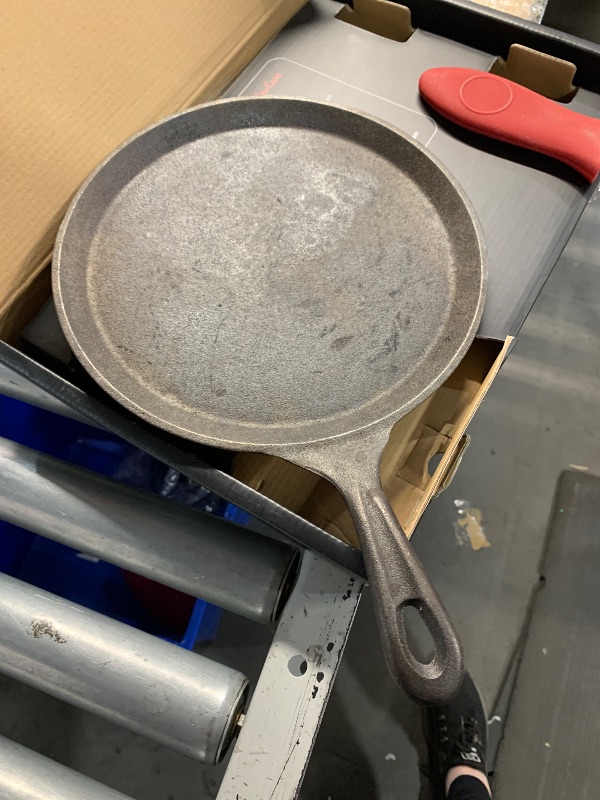 Photo 1 of ***(HEAVILY USED/ MINOR DAMAGE)***Uno Casa Cast Iron Comal Pan 10.5 Inch - Skillet for Roti, Tawa/Dosa Pan Pataconera, Comales para Tortillas - Comal Para Tortillas Grande - Cast Iron Griddle