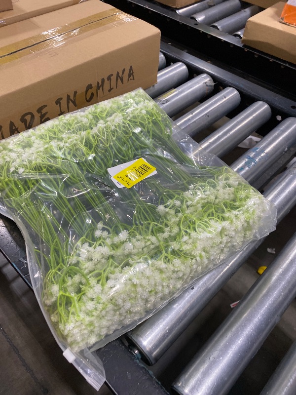 Photo 1 of Riceshoot 500 Pcs Artificial Silk Roses Flowers with Long Stem Bridal Wedding Bouquet Realistic Floral Bulks for Garden Home Party Gifts Favor Decoration(White)