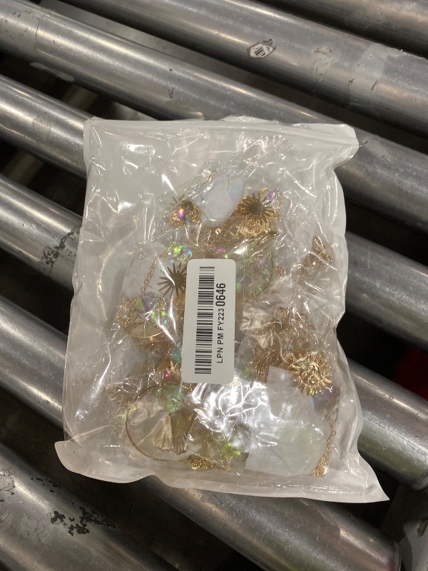 Photo 1 of HYBEADS 16 pcs Crystal Suncatcher, Colorful Suncatchers Sun Catchers Indoor Window Hanging Ornaments for Home Garden Ceiling Christmas Party Wedding Indoor Outdoor Decoration Prism Rainbow Maker