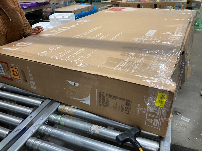Photo 1 of *****Does not turn on, no returns ***********LG 77-Inch Class OLED evo AI 4K C5 Series Smart TV w/Dolby Atmos, Dolby Vision, HDR10, AI Super Upscaling 4K, Filmmaker Mode, Wow Orchestra, Alexa Built-in (OLED77C5PUA, 2025)