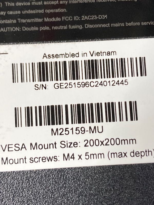 Photo 1 of ***DAMAGED -BROKEN SCREEN -SELLING AS PARTS ONLY***onn 24” Class 720P HD Roku Smart Television, 100012590
