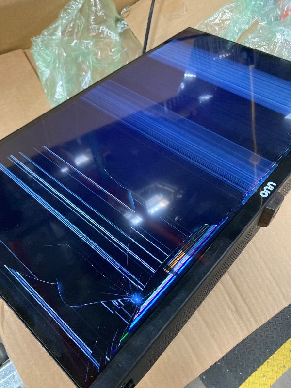 Photo 1 of ***DAMAGED -BROKEN SCREEN -SELLING AS PARTS ONLY***onn 24” Class 720P HD Roku Smart Television, 100012590