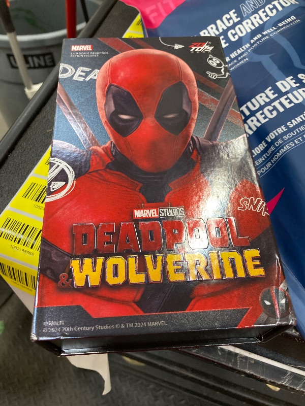 Photo 1 of ***MISSING PARTS -SELLING AS INCOMPLETE*** HWC Trading Ryan Reynolds Deadpool Presents