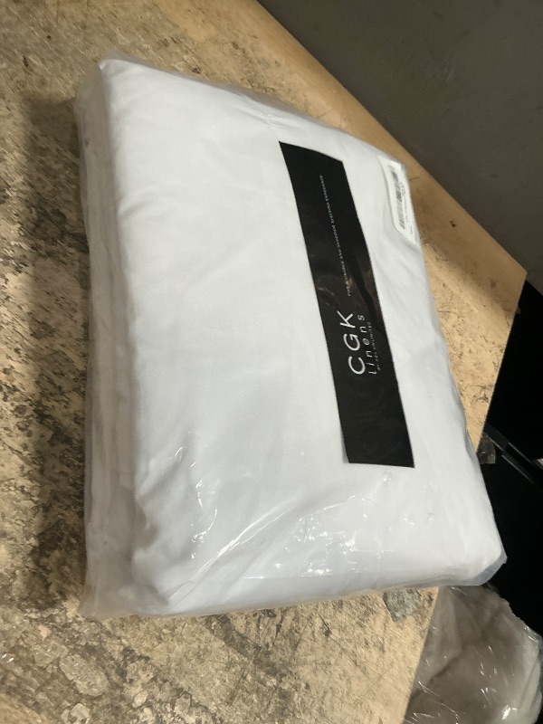 Photo 1 of ***MISSING PARTS***
Queen Size 4 Piece Sheet Set - Comfy Breathable & Cooling Bed Sheets Set - Hotel Luxury Bedding for Women, Men, Kids, Teens, Boys & Girls - Deep Pockets, Ultra-Soft, Wrinkle Free - Oeko-Tex - White