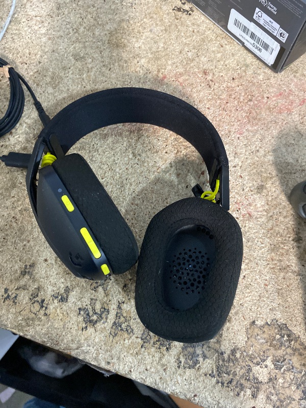 Photo 1 of ***FOR PARTS ONLY/MISSING DONGLE/ NON-FIUNCTIONAL*** Logitech G435 Lightspeed & Bluetooth Wireless Gaming Headset - Lightweight Over-Ear Headphones, Built-in mics, 18h Battery, Dolby Atmos, PC, PS4, PS5, Nintendo Switch/Switch 2, Mobile - Black Right phon