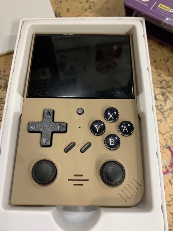 Photo 1 of ?R36MAX 4000mAh Portable Rechargeable Handheld Retro Game Console,Comfort Non-Slip Handheld Standing Retro Game Console with 64G TF Car,4.0-inch Screen,for Office,White
