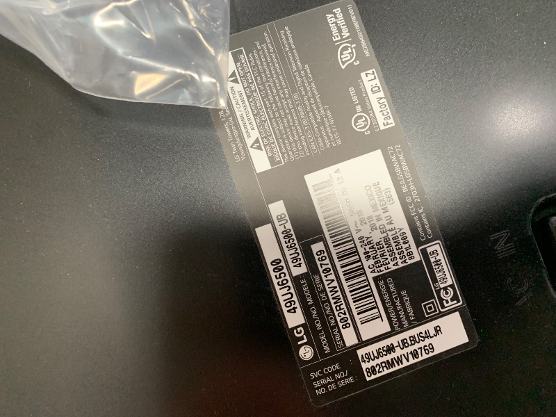 Photo 1 of ***********MISSING REMOTE- SCREEN HAS A BLUEISH TINT TO IT**************
Roku Smart TV – 50-Inch Select Series, 4K HDR TV – RokuTV with Enhanced Voice Remote – Flat Screen LED Television with Wi-Fi for Streaming Live Local News, Sports, Family Entertainme