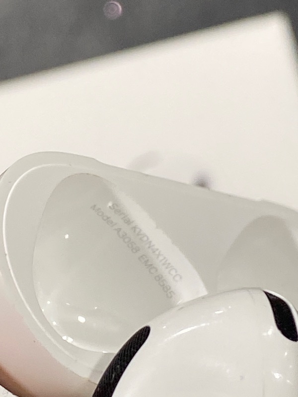 Photo 1 of NON FUNCTIONAL - PARTS ONLY ----------------------------------------------------------Apple AirPods 4 Wireless Earbuds, Bluetooth Headphones, Personalized Spatial Audio, Sweat and Water Resistant, USB-C Charging Case, H2 Chip, Up to 30 Hours of Battery Li