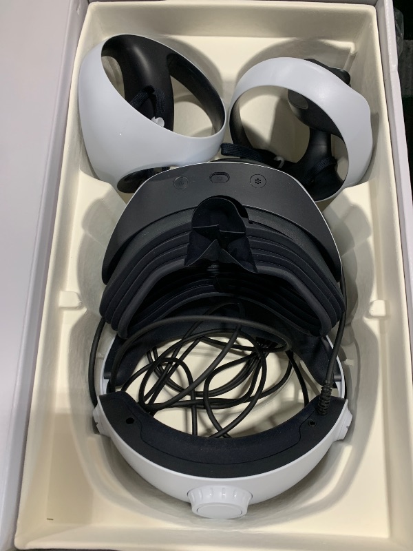 Photo 1 of PlayStation VR2 Horizon Call of The Mountain™ Bundle (PSVR2)