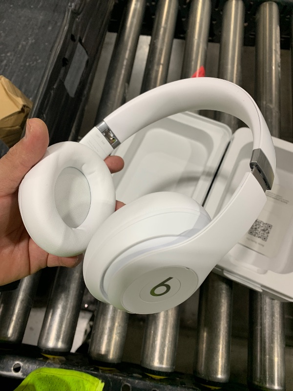 Photo 1 of ****DO NOT WORK****Beats Studio Pro - Premium Wireless Over-Ear Headphones- Up to 40-Hour Battery Life, Active Noise Cancelling, USB-C Lossless Audio, Apple & Android Compatible - Matte White