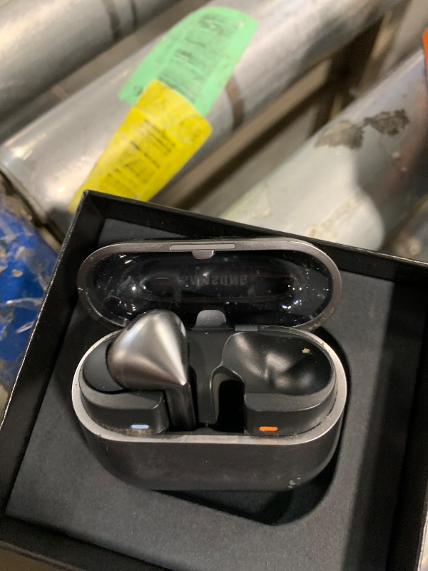 Photo 1 of **ONE EARBUD ONLY** Samsung Galaxy Buds 3 Pro AI True Wireless Bluetooth Earbuds, Noise Cancelling, Sound Optimization, Redesigned Comfort Fit, Silver [US Version, Amazon Exclusive, 2Yr Warranty]