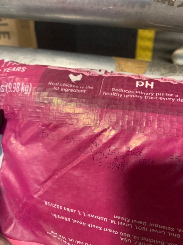 Photo 1 of ** EXPIRED NO RETURNS** IAMS Proactive Health Dry Cat Food, Urinary Tract Health, Adult Cat Food Dry Recipe with Chicken, 22 lb. Bag